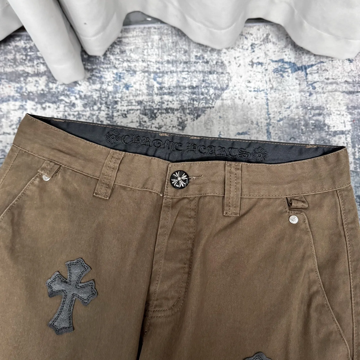 P260 Chrome Hearts/Chrome Hearts leopard print checkerboard horsehair cross patch leather jeans - Full of exploring the ultimate in fashion, Chrome Hearts' new Chrome Hearts pants cleverly integrate camouflage cross, checkerboard horsehair cross and other elements to break the traditional boundaries. The clever fusion of Mattyboy’s same style, overalls and khaki jeans brings endless matching inspiration to fashionistas.  This pair of Croxin overalls not only presents a unique retro style, but also combines comfort and sophistication with its wide-leg, loose design. The mid-high waist design matches a lazy and casual style, which not only makes the legs longer but also maintains a casual feel, it is a must-have fashion choice for trendy men and trendy women.  Brown overalls are unique in leather matching and color selection, making them the leader among overalls. Chrome Hearts' khaki cross chino casual pants have a prince-like aristocratic feel. The pants have 40 panels of leather and full texture. The W34 size is perfectly presented and has become the focus of the forefront of fashion. Whether it's for daily wear or a trendy try, these pants can bring you an excellent fashion experience.  Color: brown Size: 28 30 32 34 corresponding size s-xl